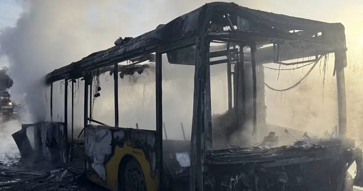 В Ярославской области практически полностью сгорел автобус