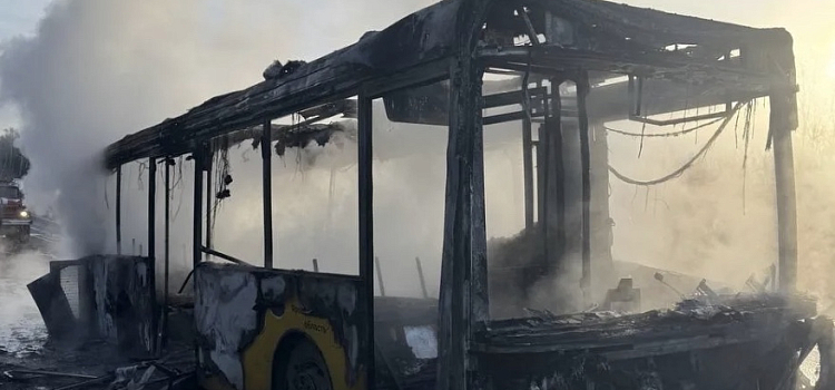 В Ярославской области практически полностью сгорел автобус