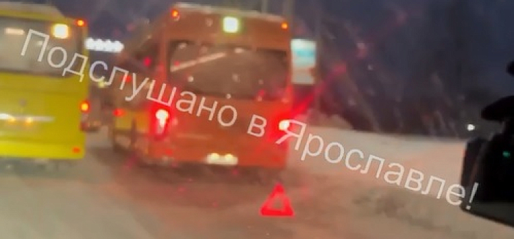 Массовые ДТП на въезде в Дзержинский район Ярославля существенно ограничили движение_264047