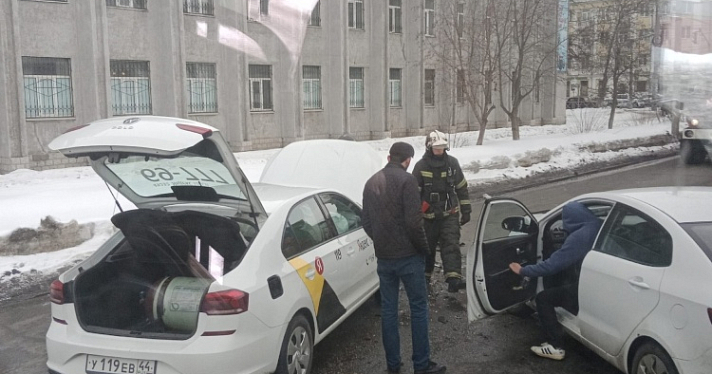 В Ярославле автомобиль такси попал в ДТП на Московском проспекте