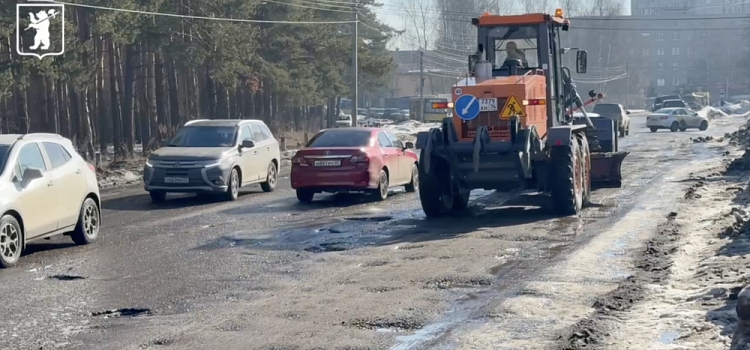 В Ярославле латают ямы