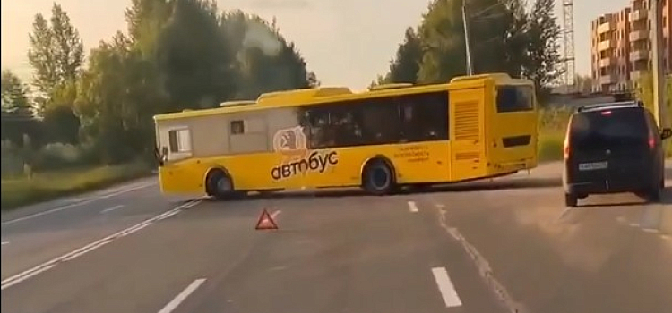 Водитель не уступил дорогу: в Ярославле столкнулись автобус и мотоцикл_242973