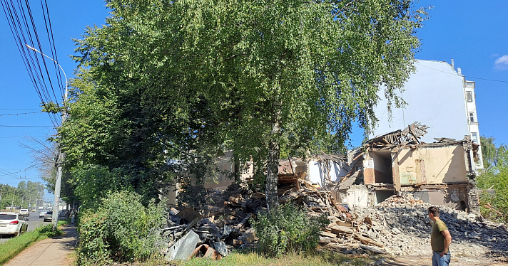 Когда-то он был украшением квартала: в Ярославле сносят дом послевоенной постройки_249193