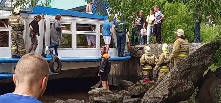 Есть пострадавшие: в Ярославле теплоход врезался в пирс на набережной_245249