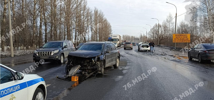 В Ярославле на ЮЗОД произошла тройная авария