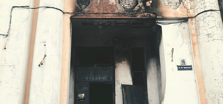 Тушили до двух часов ночи и спасли человека: в центре Ярославля ликвидировали пожар в исторической усадьбе Вахрамеева_251178
