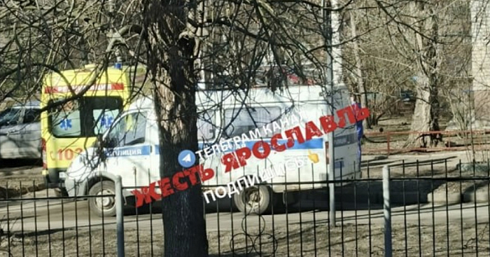 В центре Ярославля из окна выпал человек