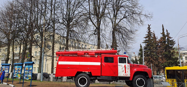 В Ярославле открыли памятник пожарной машине_271265