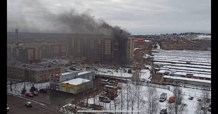 В Ярославле горела строящаяся многоэтажка: видео