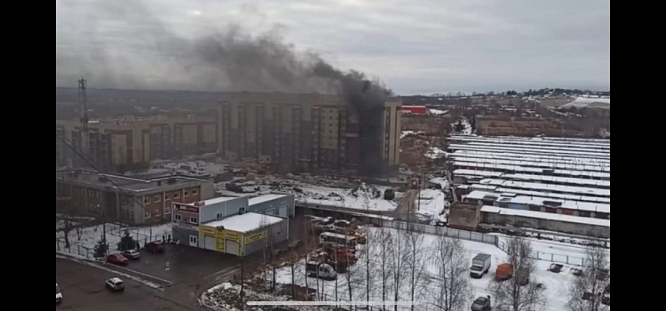 В Ярославле горела строящаяся многоэтажка: видео