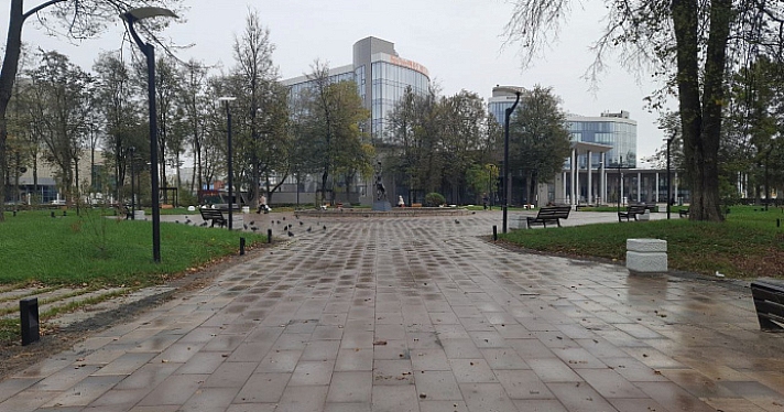 В Ярославле почти отремонтировали многострадальный сквер на площади Труда_254193