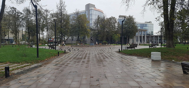 В Ярославле почти отремонтировали многострадальный сквер на площади Труда_254193