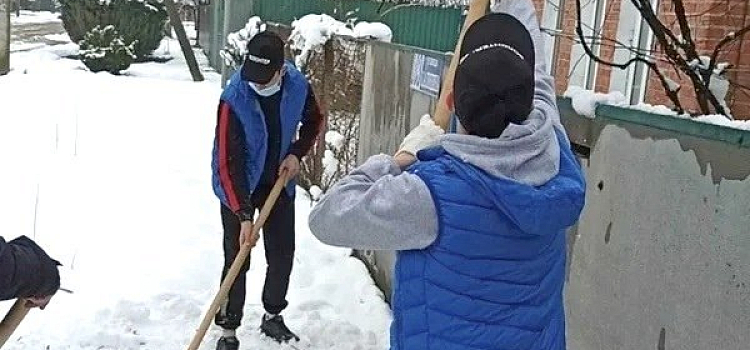«Снежный десант»: ярославцы расчищают снег у домов одиноких пенсионеров _170875