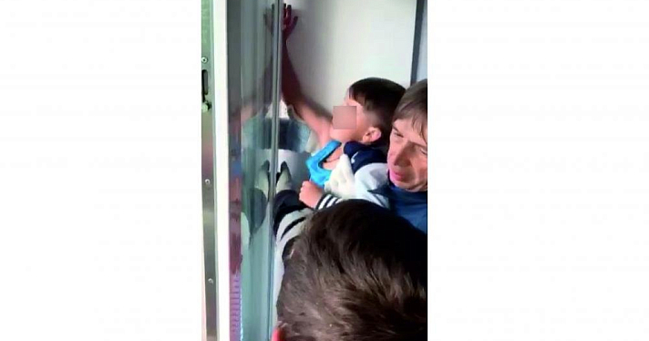 В Ярославле освободили пятилетнего малыша, которого «зажало» балконной дверью