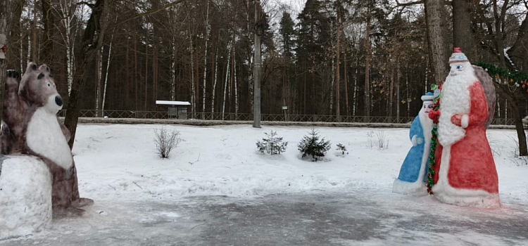 Предновогодняя пора вдохновляет на творчество: в Ярославле появилось сразу несколько огромных снежных фигур