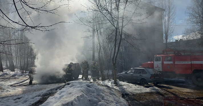 Хозяева выбежали в домашнем: в Ярославле горит машина