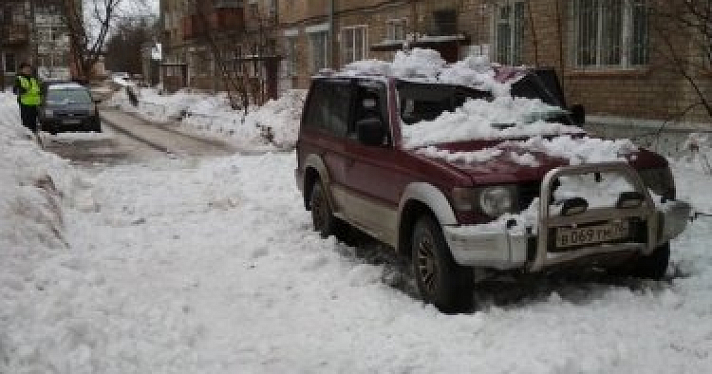 На улице Гагарина в Ярославле снег упал на машину, внутри которой находились пассажиры