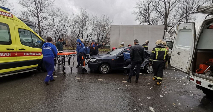 В Ярославле в результате столкновения с фурой пострадал водитель легковушки