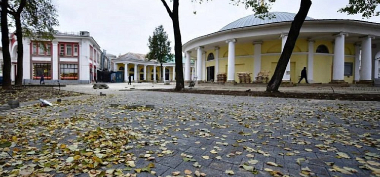 Мэр Волков лично проверил ход ремонта сквера у Ротонды