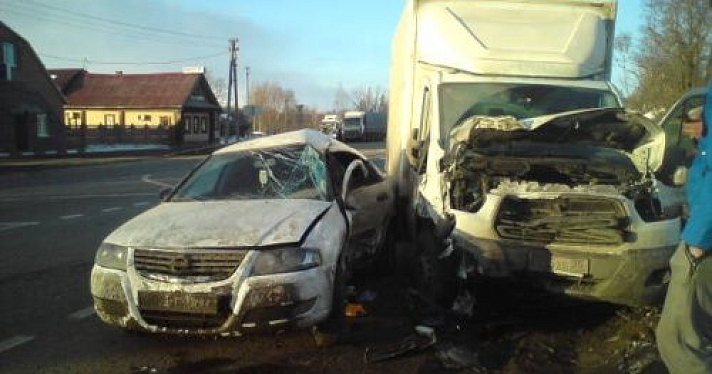 В Ярославской области грузовой фургон столкнулся с легковым автомобилем, пострадали трое