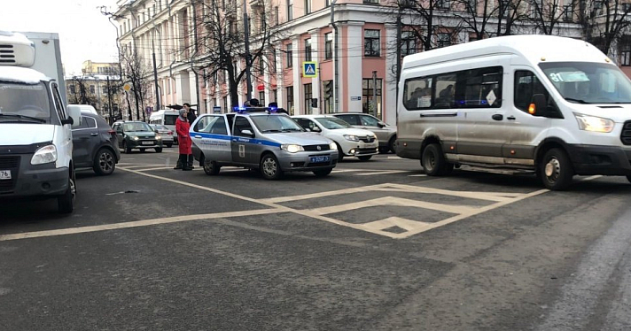 В центре Ярославля задержали двух нетрезвых взломщиков машин