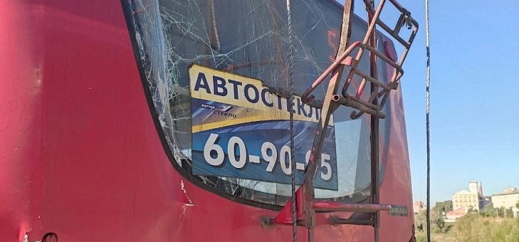 В центре Ярославля автобус врезался в троллейбус_220583