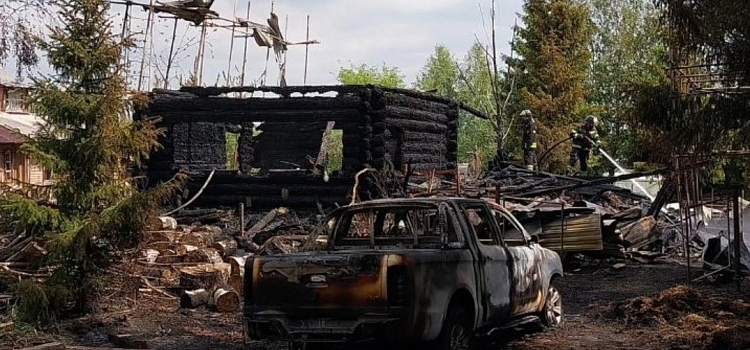 «Отец в реанимации в тяжёлом состоянии»: в Ярославской области дотла сгорел дом многодетной семьи_273713