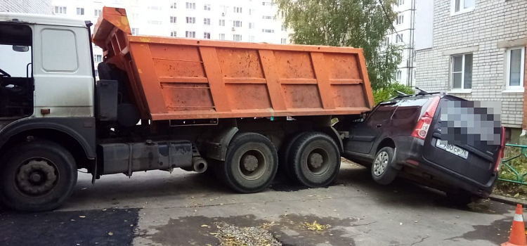 В Ярославле самосвал смял припаркованную во дворе легковушку_253840