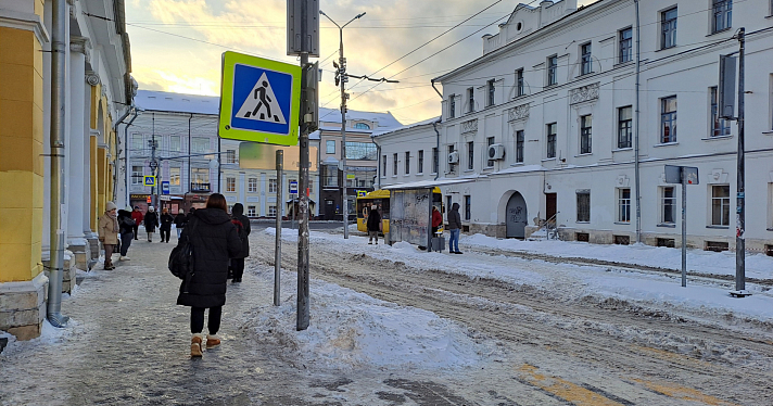 Ярославцы пожаловались на «смертоубийственные» тротуары с крупноформатной плиткой_265293
