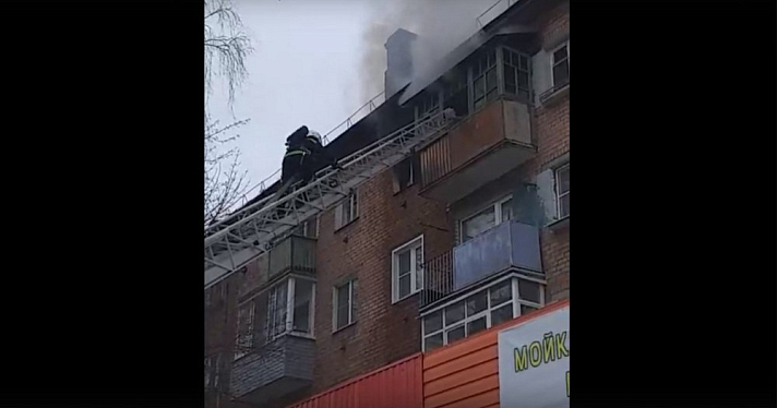 В центре Ярославля горит дом: видео пожара