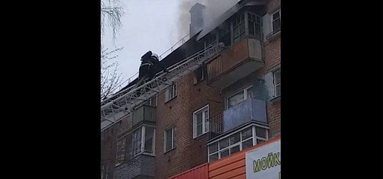 В центре Ярославля горит дом: видео пожара