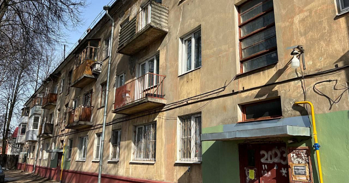 Мечтает лишь о сухом потолке: в Ярославле десять лет топит дом ветерана Великой Отечественной войны