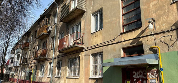 Мечтает лишь о сухом потолке: в Ярославле десять лет топит дом ветерана Великой Отечественной войны