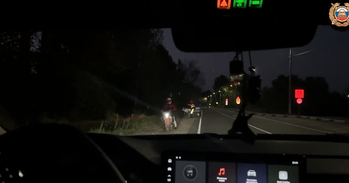 В посёлке под Ярославлем сотрудники ГИБДД поймали подростков, катавшихся на питбайке