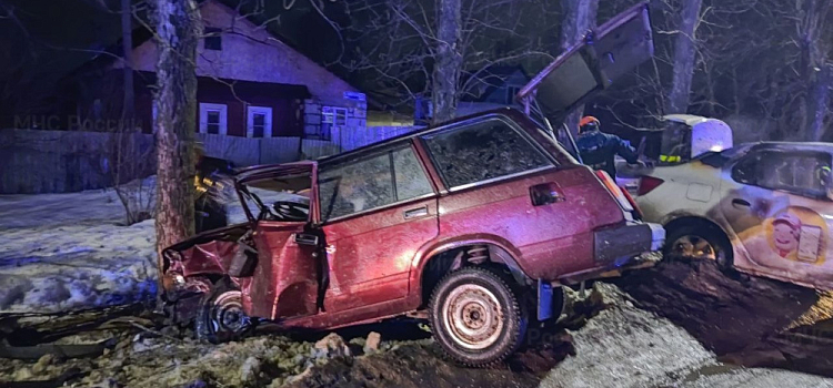 В Ярославле в ДТП с автомобилем такси и «четвёркой» пострадали три человека