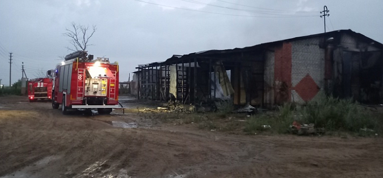 В Заволжском районе Ярославля вспыхнуло здание старой овощебазы_216528