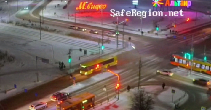 В Ярославле автобус едва не раздавил женщину: в Сети появилось видео момента ДТП