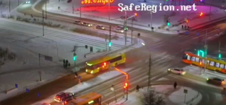 В Ярославле автобус едва не раздавил женщину: в Сети появилось видео момента ДТП