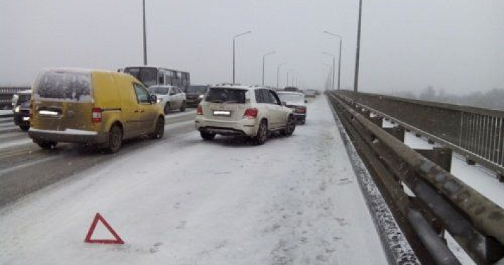 В Ярославле на Октябрьском мосту столкнулись четыре автомобиля 