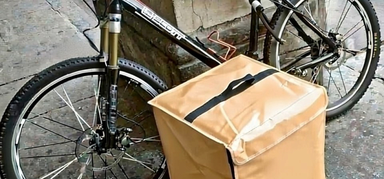 В центре Ярославля у курьера украли велосипед и сумку с едой
