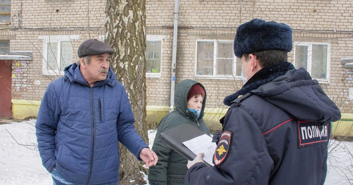 Ярославские полицейские на улицах объясняют пенсионерам, почему надо сидеть дома_163175