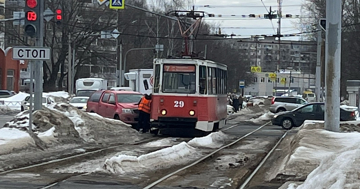 В Ярославле легковушка столкнулась с трамваем_266288
