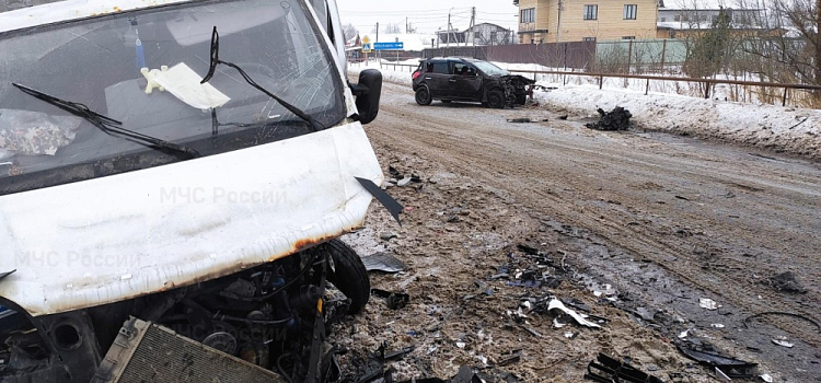 В Ярославской области лоб в лоб столкнулись два автомобиля