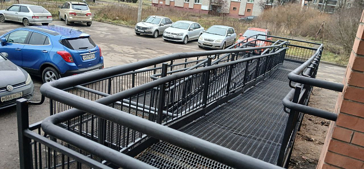 После вмешательства прокуратуры у брагинской высотки оборудовали пандус_307788