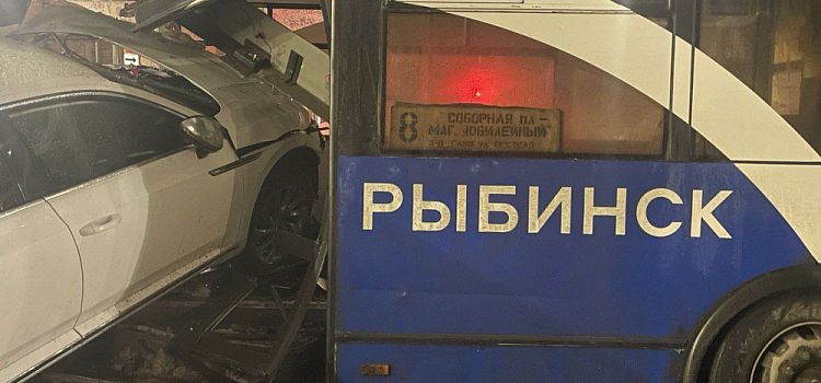 Есть пострадавшие: в Рыбинске легковушка на скорости протаранила автобус