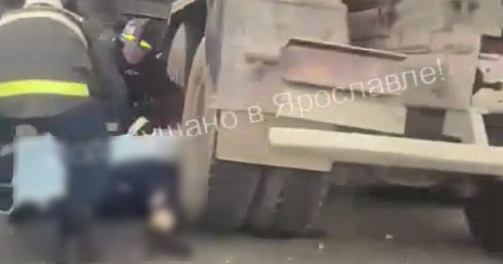 Тело накрыли простыней: под Ярославлем столкнулись два грузовика_245772
