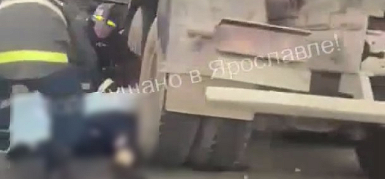 Тело накрыли простыней: под Ярославлем столкнулись два грузовика_245772