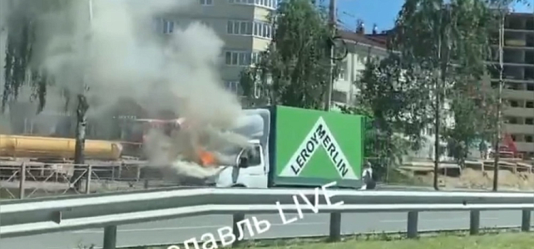 В Ярославле на проспекте Машиностроителей вспыхнул автомобиль