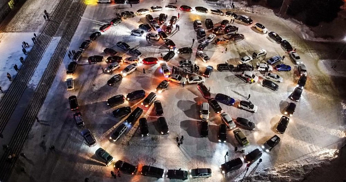 Фото дня. В Рыбинске автомобили выстроились в огромную снежинку