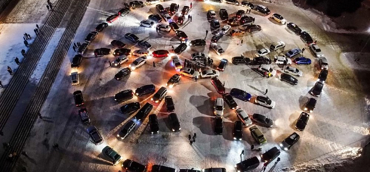 Фото дня. В Рыбинске автомобили выстроились в огромную снежинку